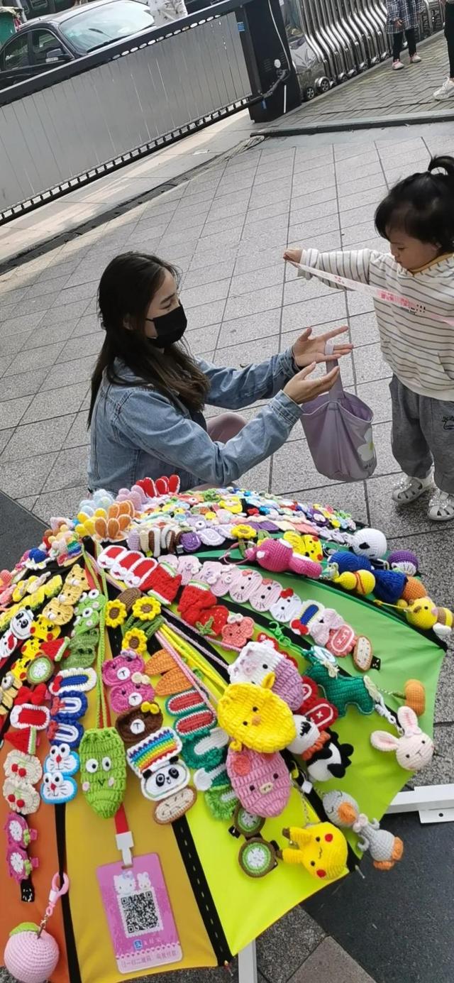 摆摊钓鱼儿童玩具赚钱吗，夜市摆摊钓鱼如何吸引小朋友？