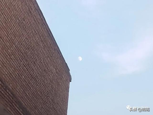 暴雨天发朋友圈的句子简短幽默，暴雨天发朋友圈的句子简短图片？