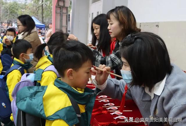 大学开学图片发朋友圈的句子，大学开学图片文字？