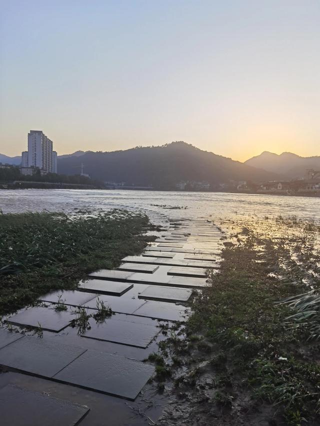 轧马路，男生说压马路是啥意思？