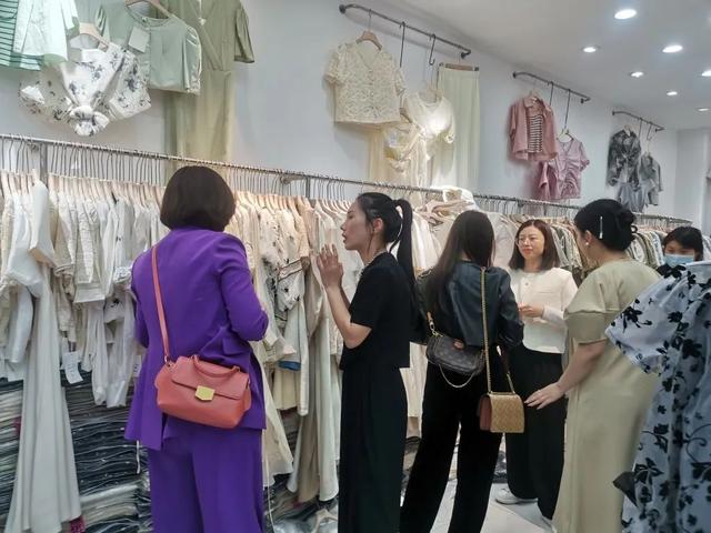 023年女装实体店的前景如何，现在卖女装还赚钱吗？"