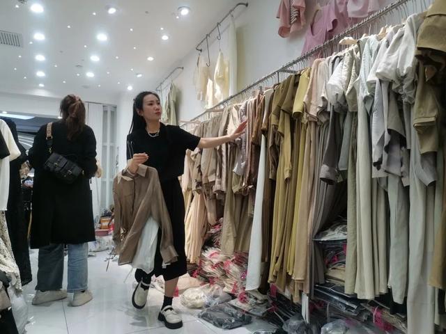 023年女装实体店的前景如何，现在卖女装还赚钱吗？"