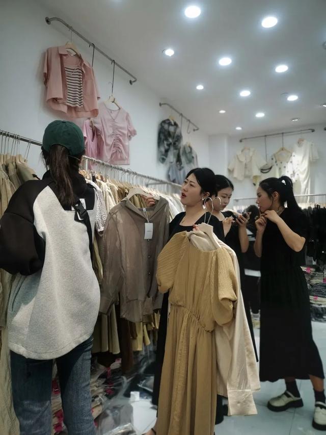 023年女装实体店的前景如何，现在卖女装还赚钱吗？"